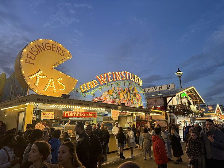 Feisinger's Kas- und Weinstub'n auf dem Oktoberfest 2024 (©Foto: Martin Schmitz)